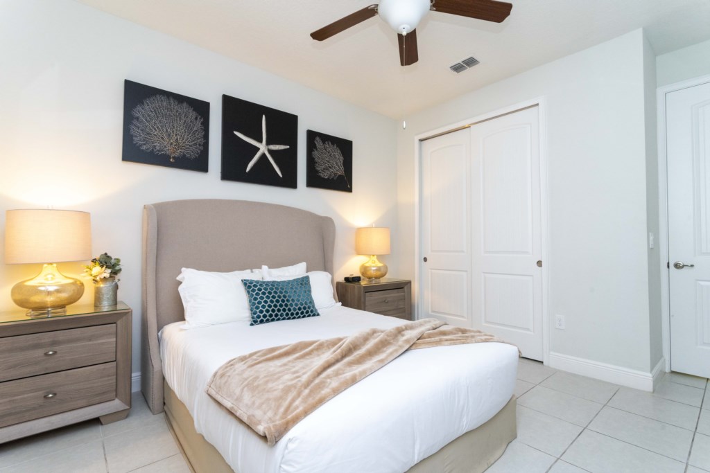 Queen bedroom (en-suite) 1st Floor