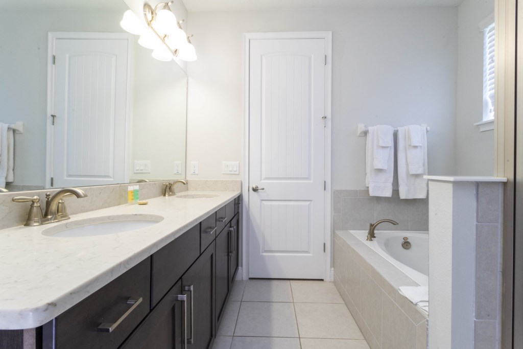King Suite Bathroom w/ Double Sinks, Walk-In Shower & Bath Tub