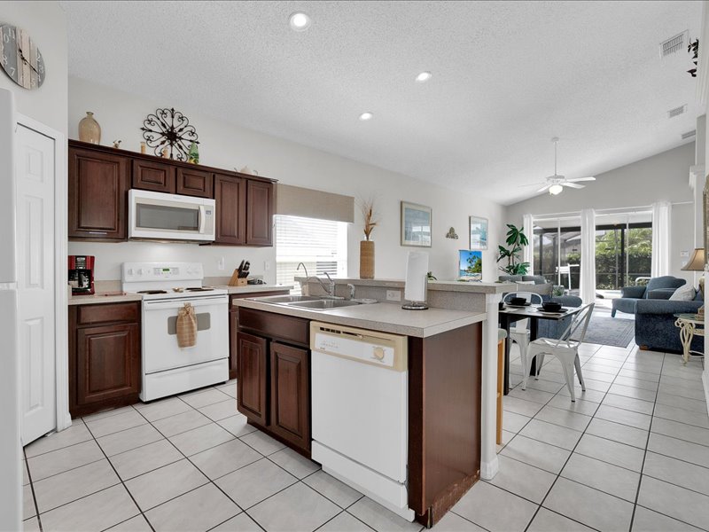 Full size kitchen with all appliances