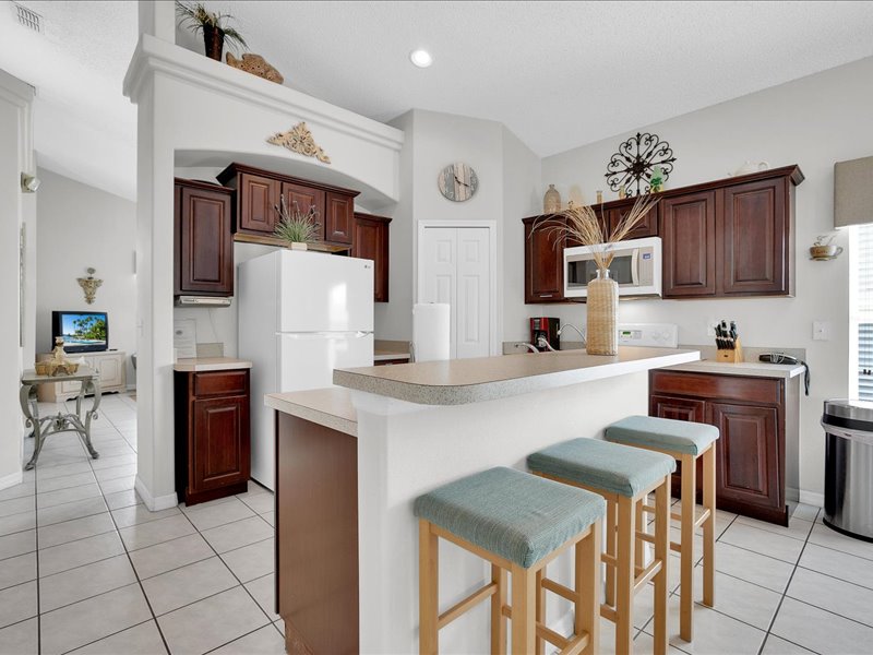 Full size kitchen w/ bar seating