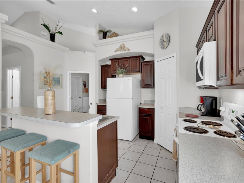 Full size kitchen w/ bar seating