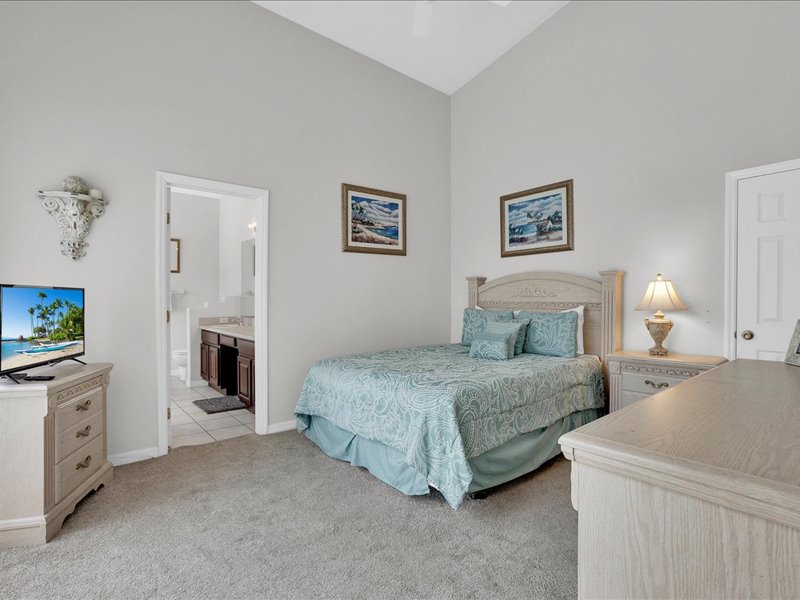 Queen suite with attached bathroom