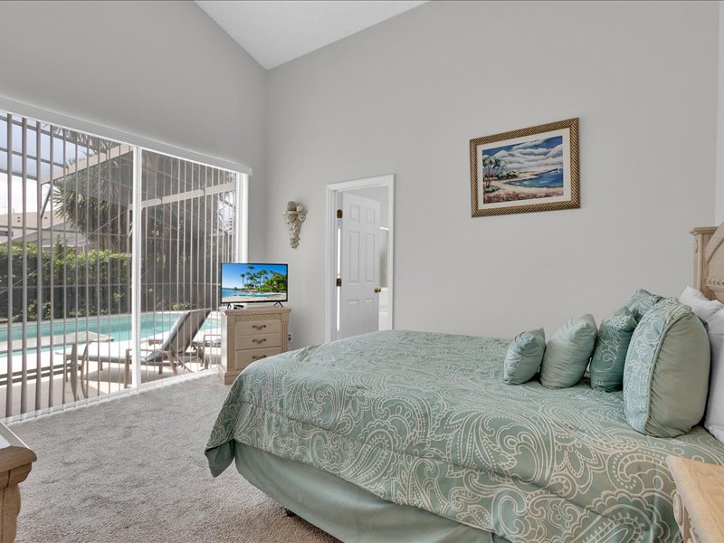 Queen suite with attached bathroom