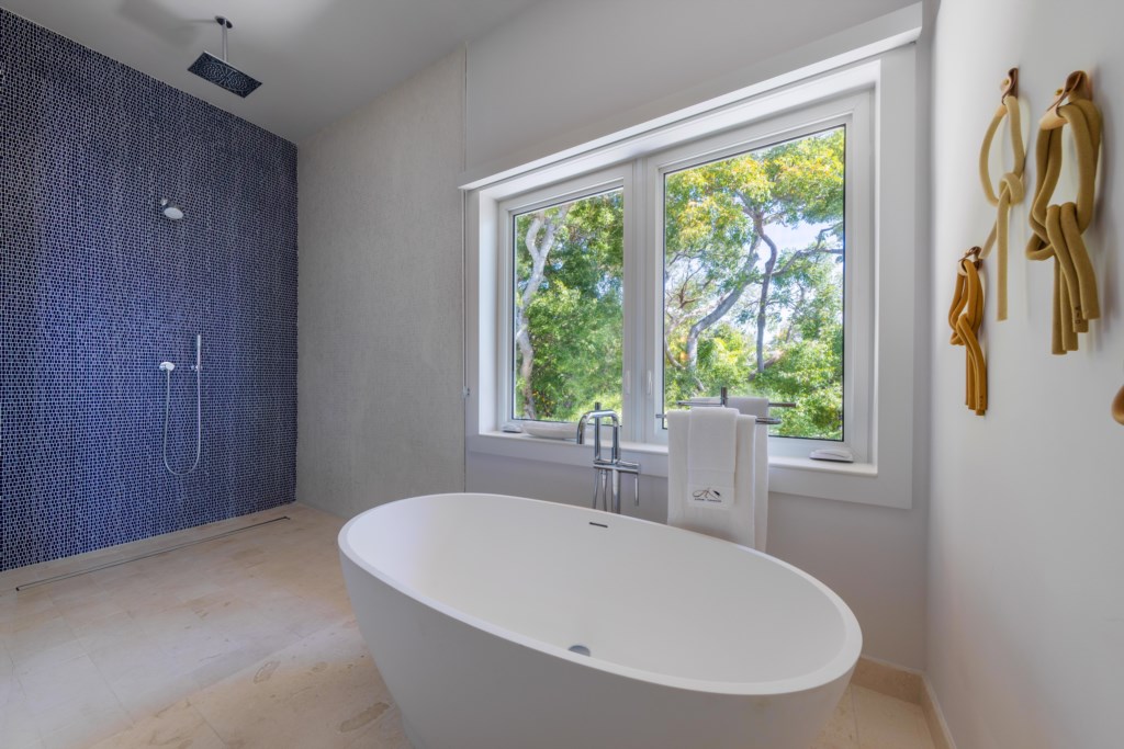 AlburyJr.MasterBath
