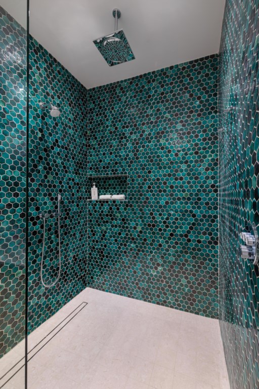 BayVillaMasterShower