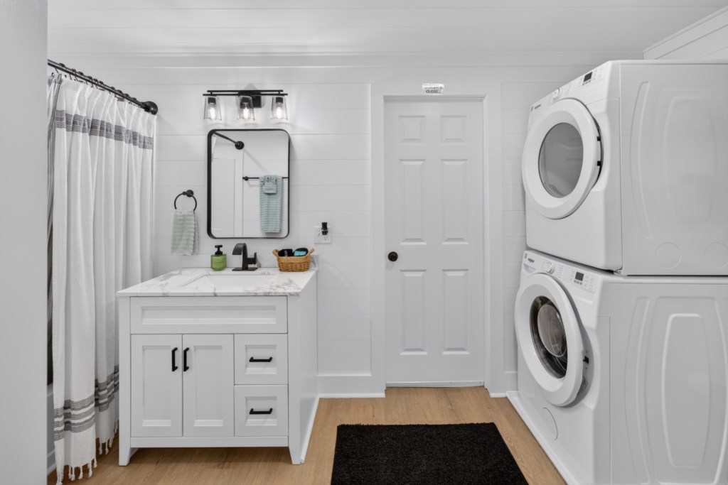 Modern bathroom with washer and dryer, perfect for convenience during your stay.