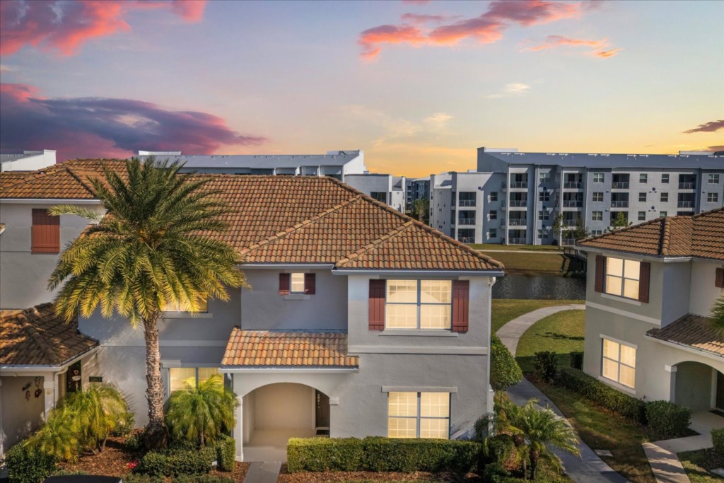 5 bedroom vacation townhouse at Storey Lake - Image 1