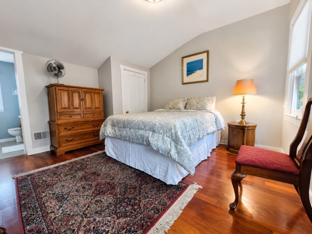 Cozy Queen bedroom with it's own private bath - 2nd floor.