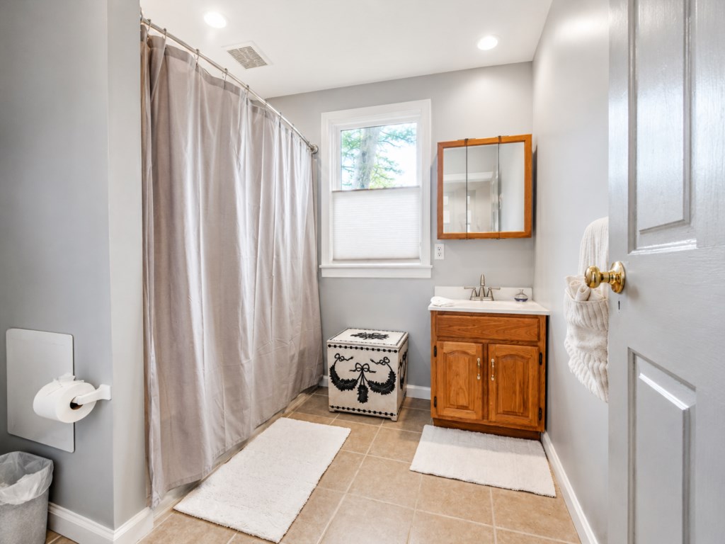 Full bath - attached to 2nd Queen bedroom - Careful, there is a small step down from bedroom to the bathroom