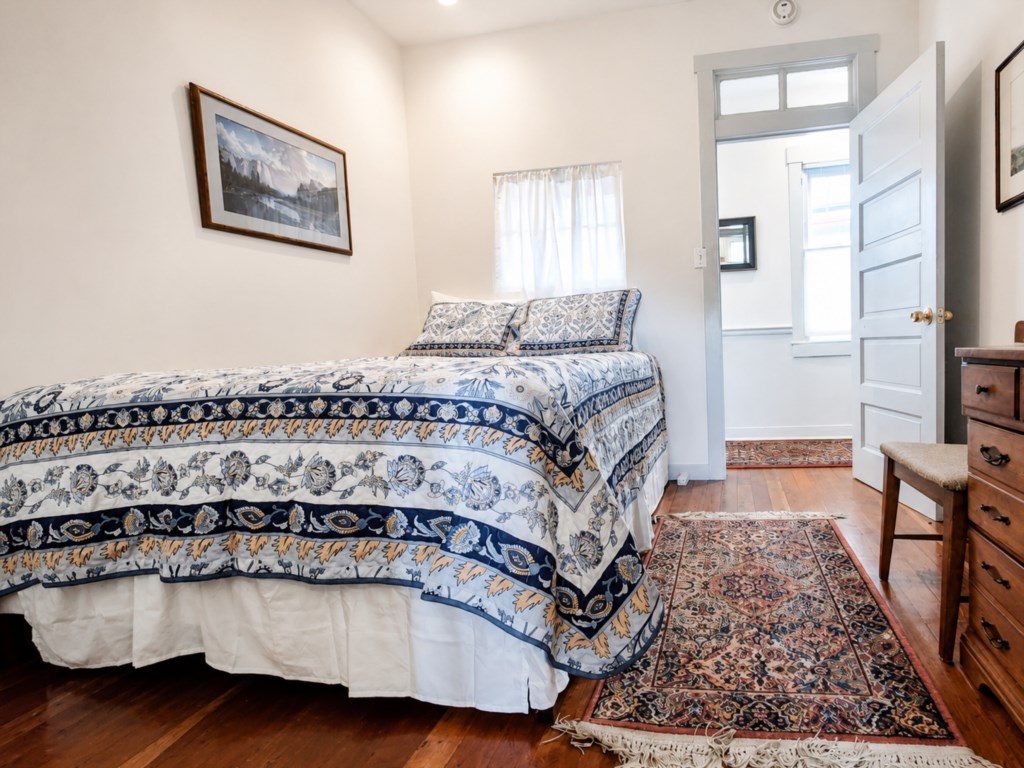 Cozy Queen bedroom with it's own private bath - 2nd floor