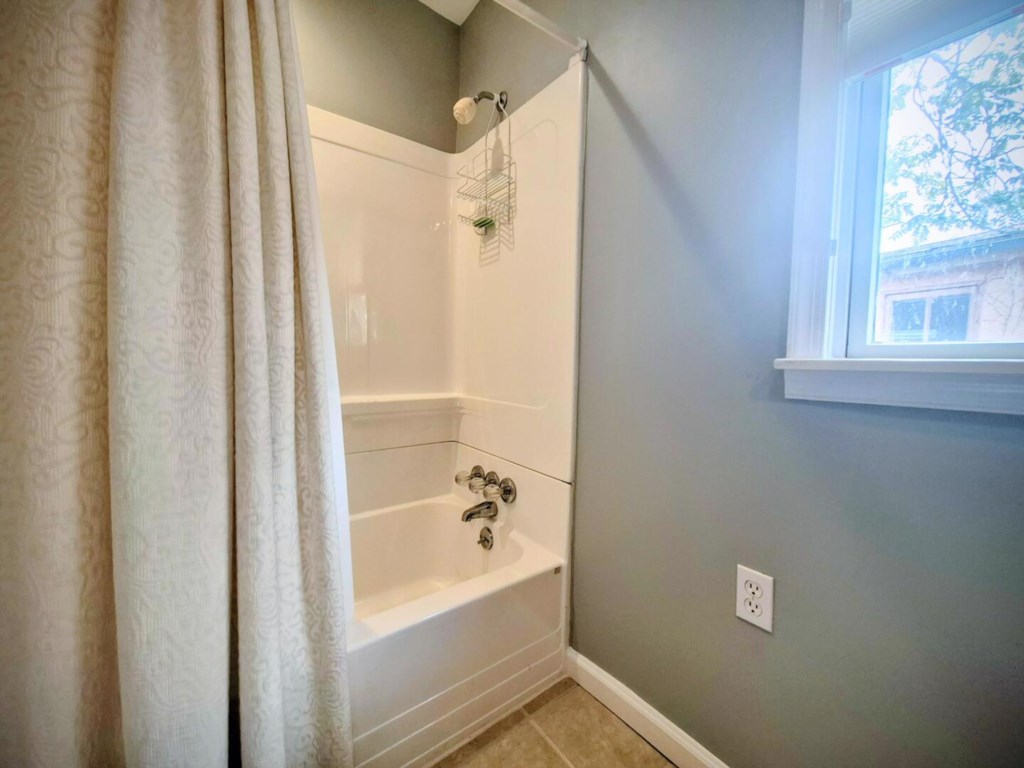 2nd bedroom bath