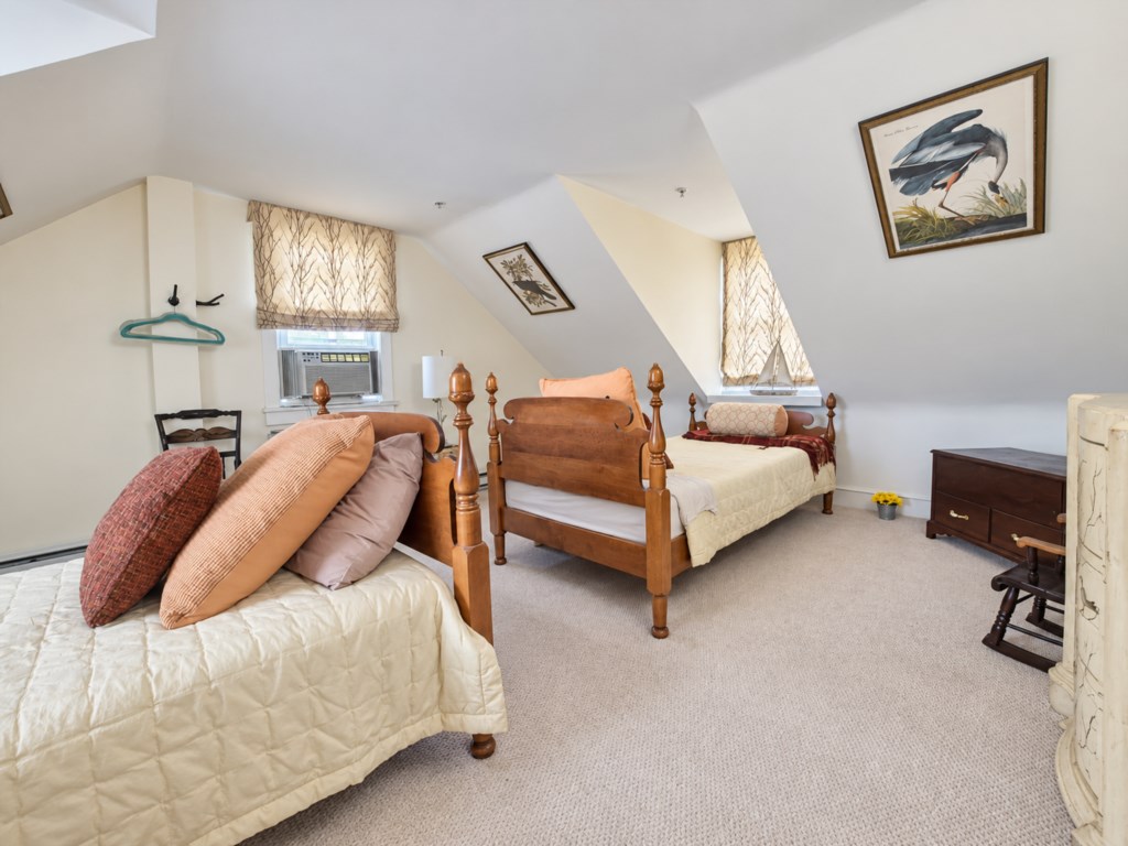 3rd floor bedroom with 2 twin beds