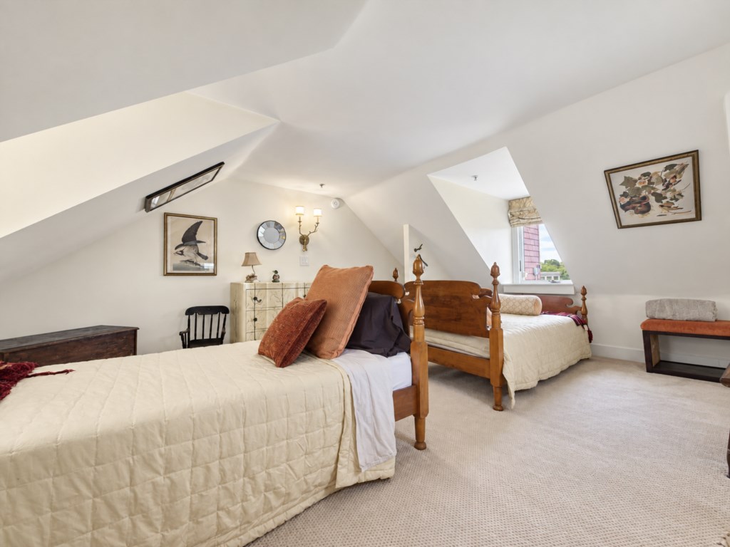 3rd fl. bedroom with 2 twin beds - bright and cozy