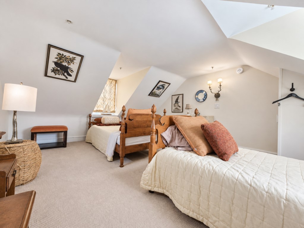 3rd fl. bedroom with 2 twin beds - bright and cozy