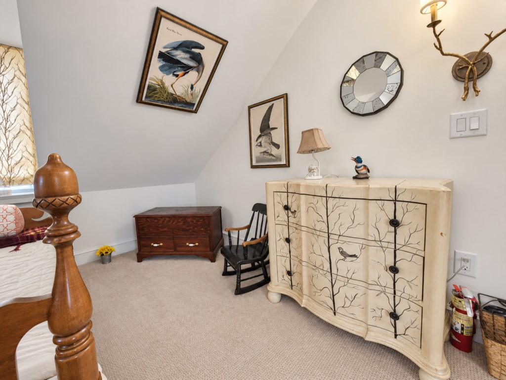3rd fl. bedroom with 2 twin beds - bright and cozy