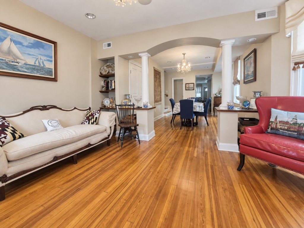Welcome to your Annapolis home away from home! Relax in the bright, inviting living area with beautiful hardwood floors 