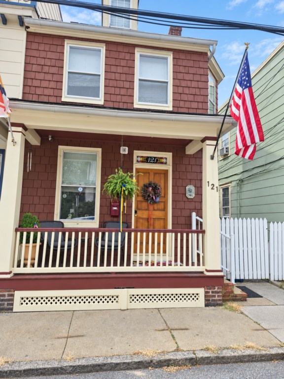 Welcome to historic downtown Annapolis! Enjoy the charm of this classic Annapolis home, just a short walk from the USNA
