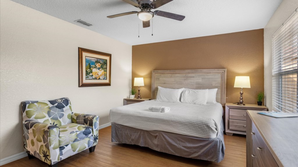 Master Bedroom with view.
Spacious master suite with a king bed and elegant déco.