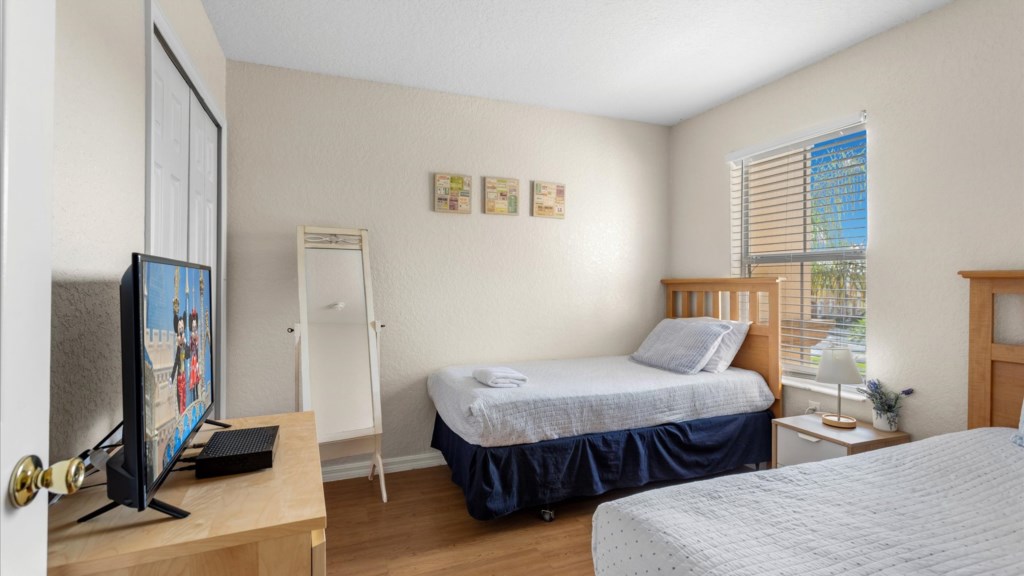 Twin Bedroom
Bright and cozy guest bedroom with two twin beds and flat screen TV.