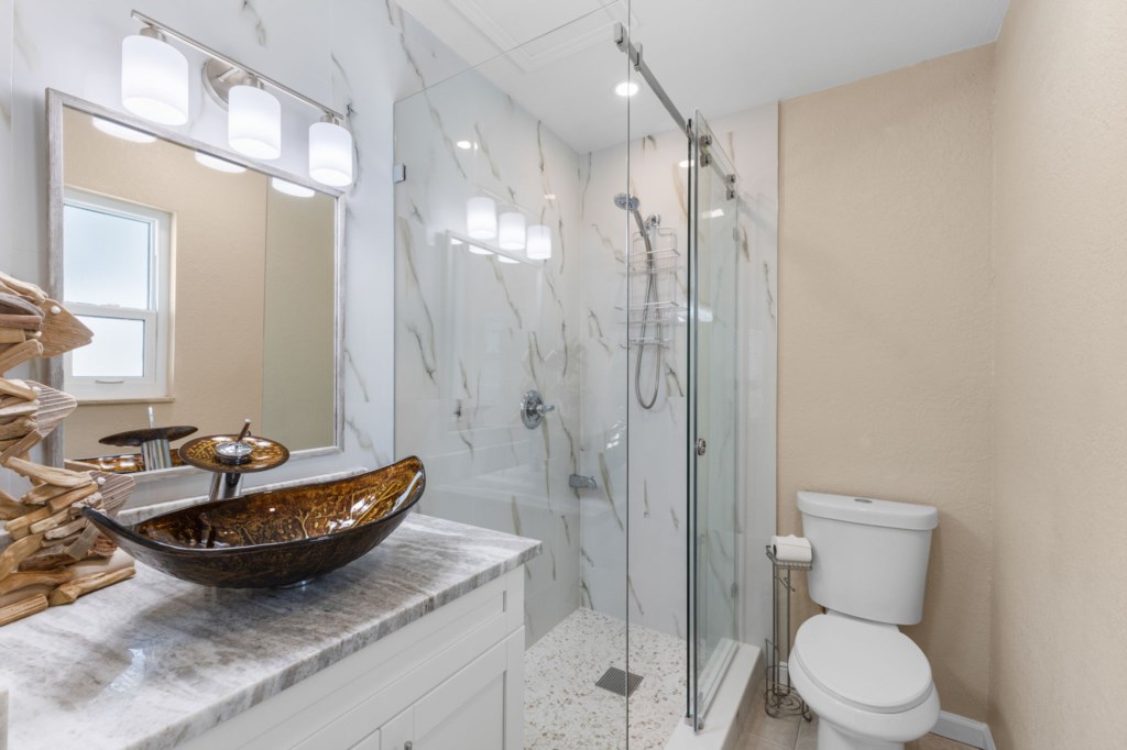 Primary, En Suite Bath