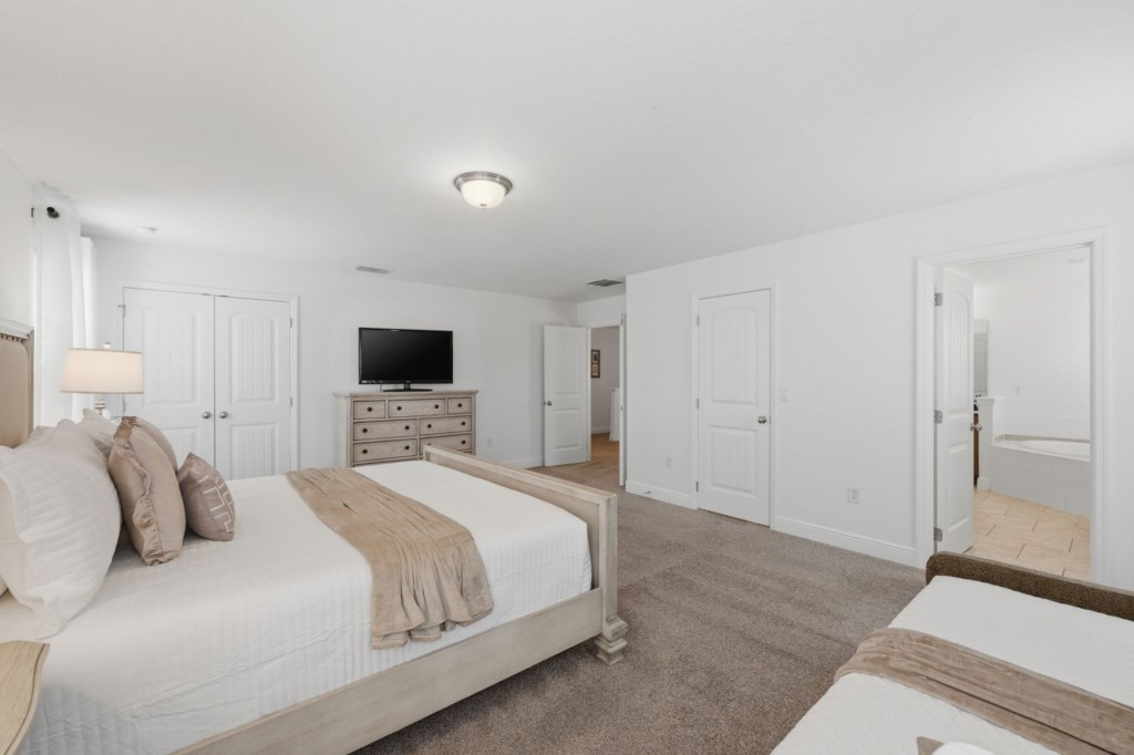 Master Suite - 1 King Bed and 1 Twin Bed 