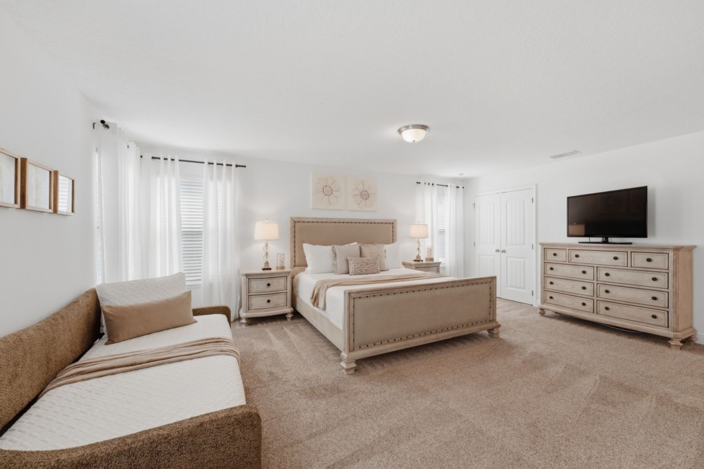 Master Suite - 1 King Bed and 1 Twin Bed 