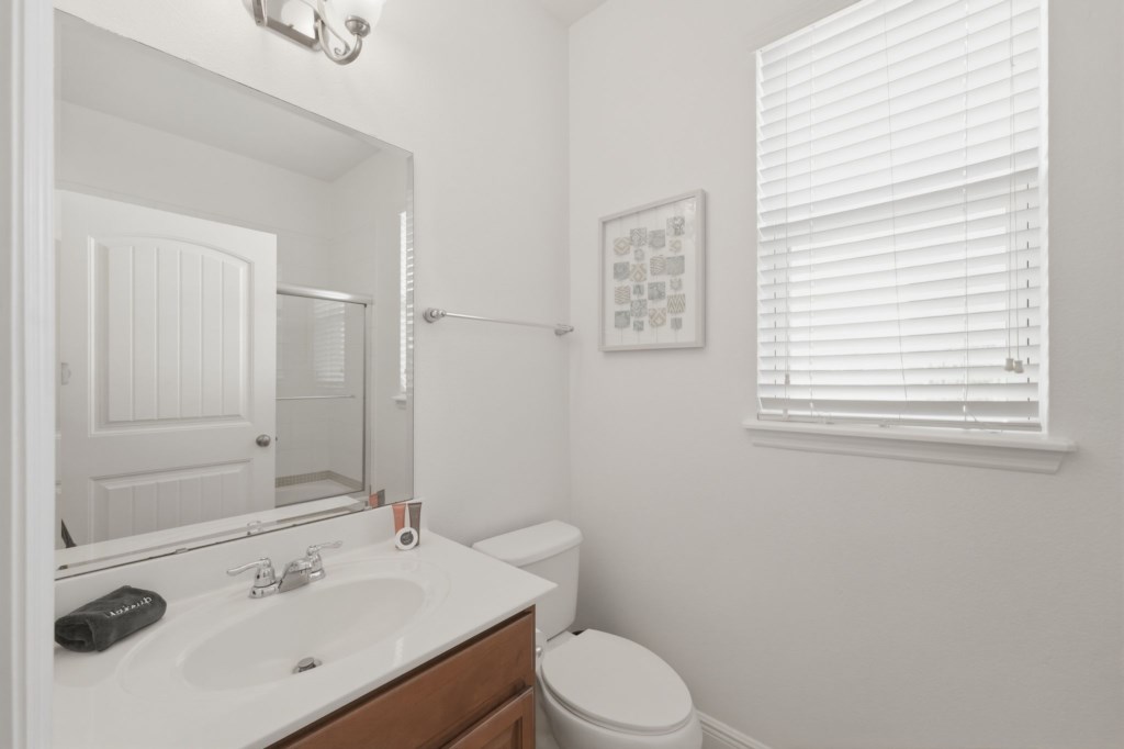 Full Bathroom 1 (First Floor) 