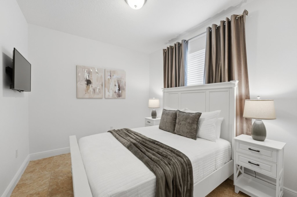 Queen Bedroom (First Floor) 