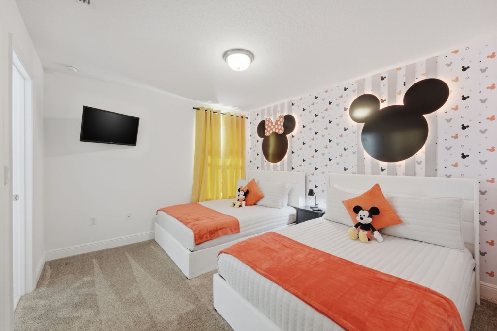 Mickey Room - 2 Full Beds (Jack n Jill Bathroom with Monsters Inc) 