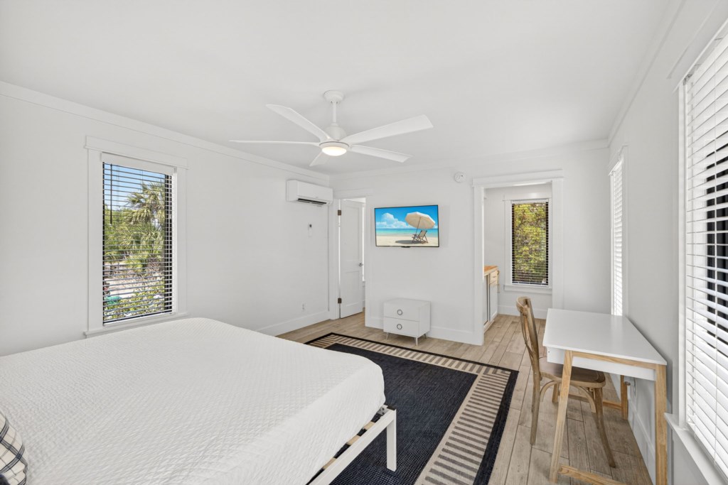 King Room With Bathroom On 2nd Floor of Carriage House