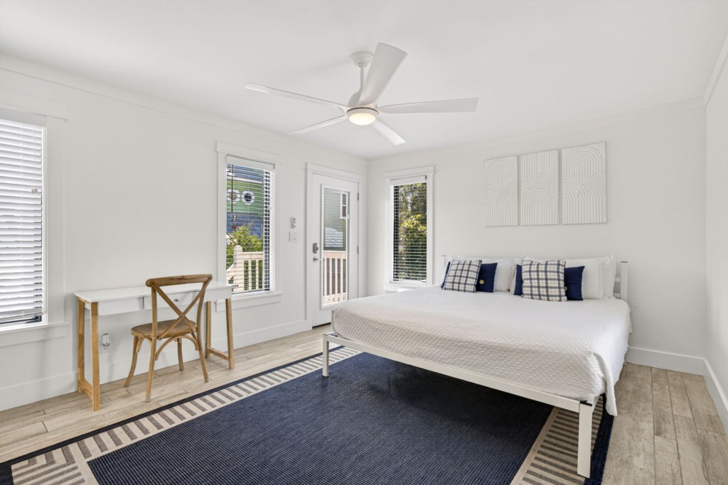 King Room With Bathroom On 2nd Floor of Carriage House