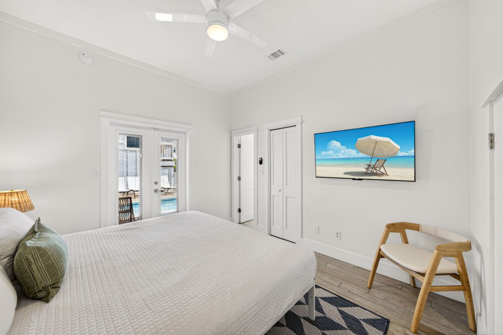 King Bedroom With Private Bathroom On 1st Floor