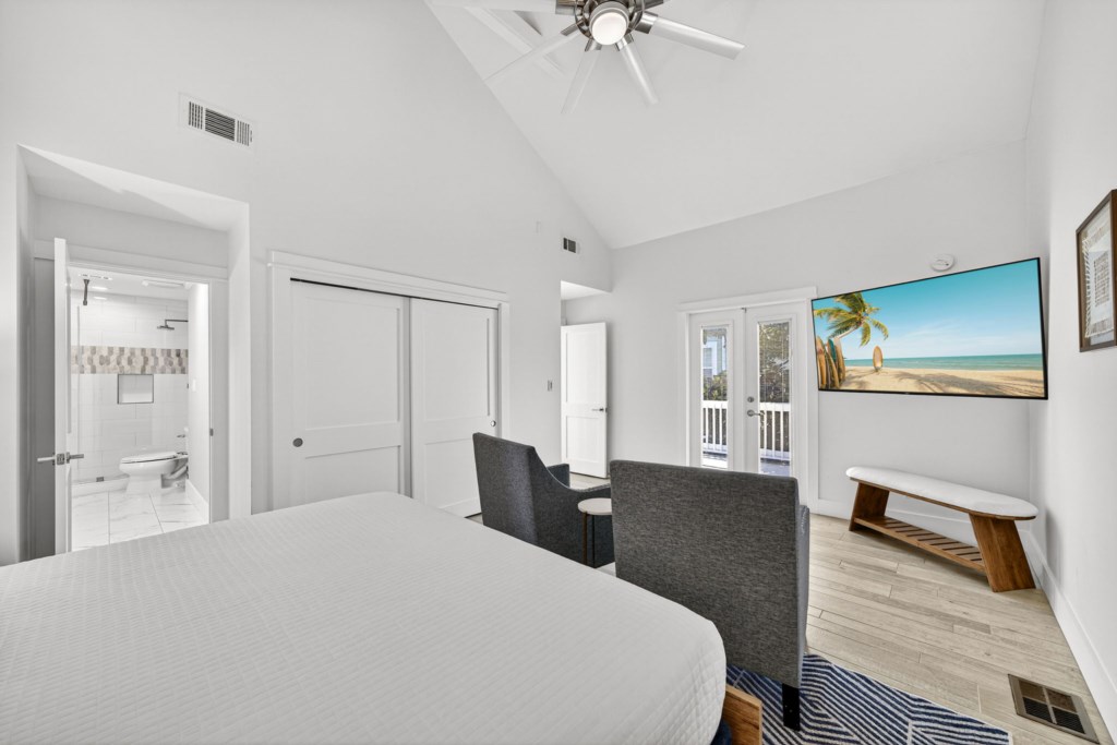 King Suite With Private Bathroom On 2nd Floor