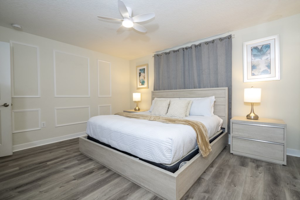 Master Suite w/ King bed and flat screen TV