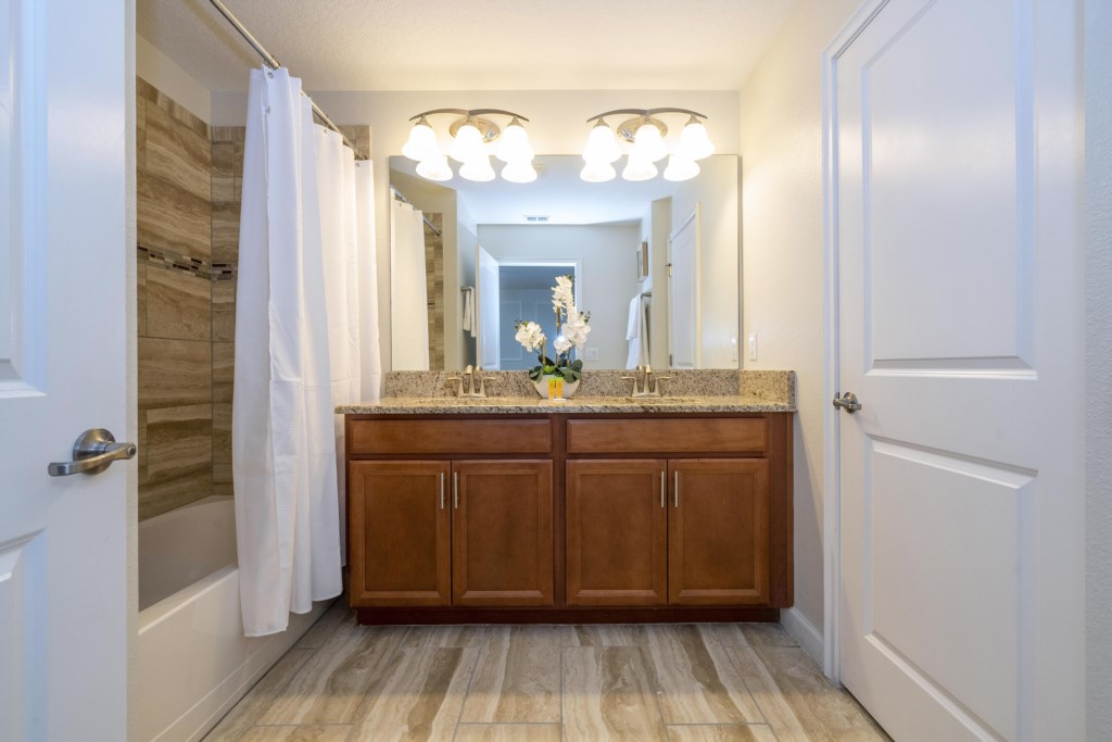 Master bathroom w/ tub and double sinks