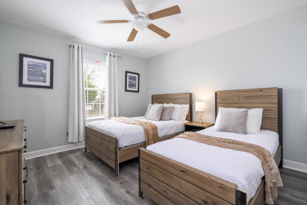 Full + Twin bedroom with flat screen TV