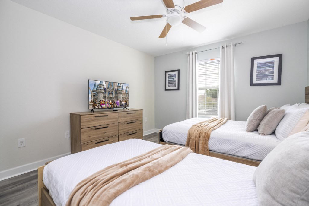 Guest bedroom w/ full + twin beds and flat screen TV