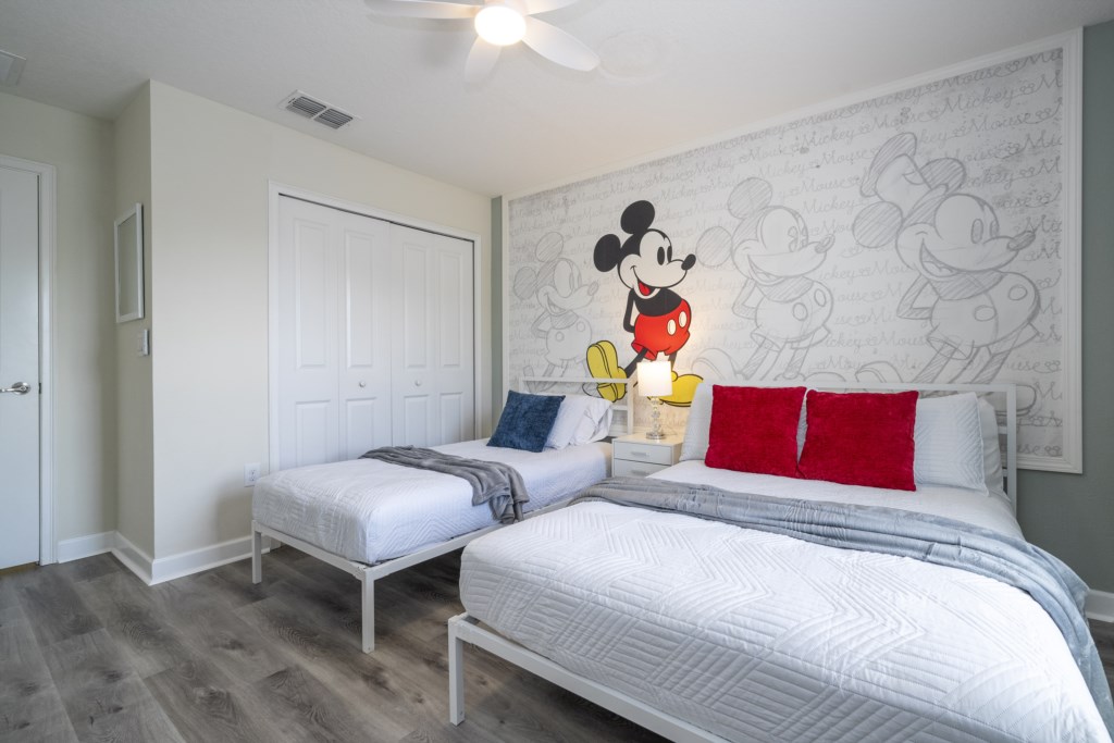 Guest bedroom w/ full + twin beds and flat screen TV