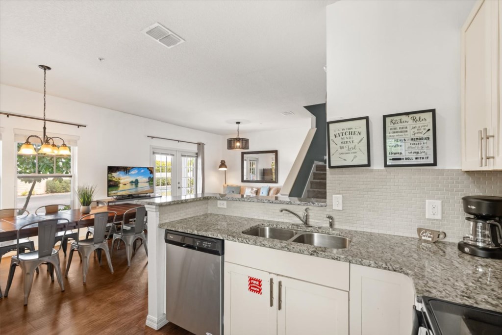 4 bedroom vacation townhouse at West Lucaya - Image 8