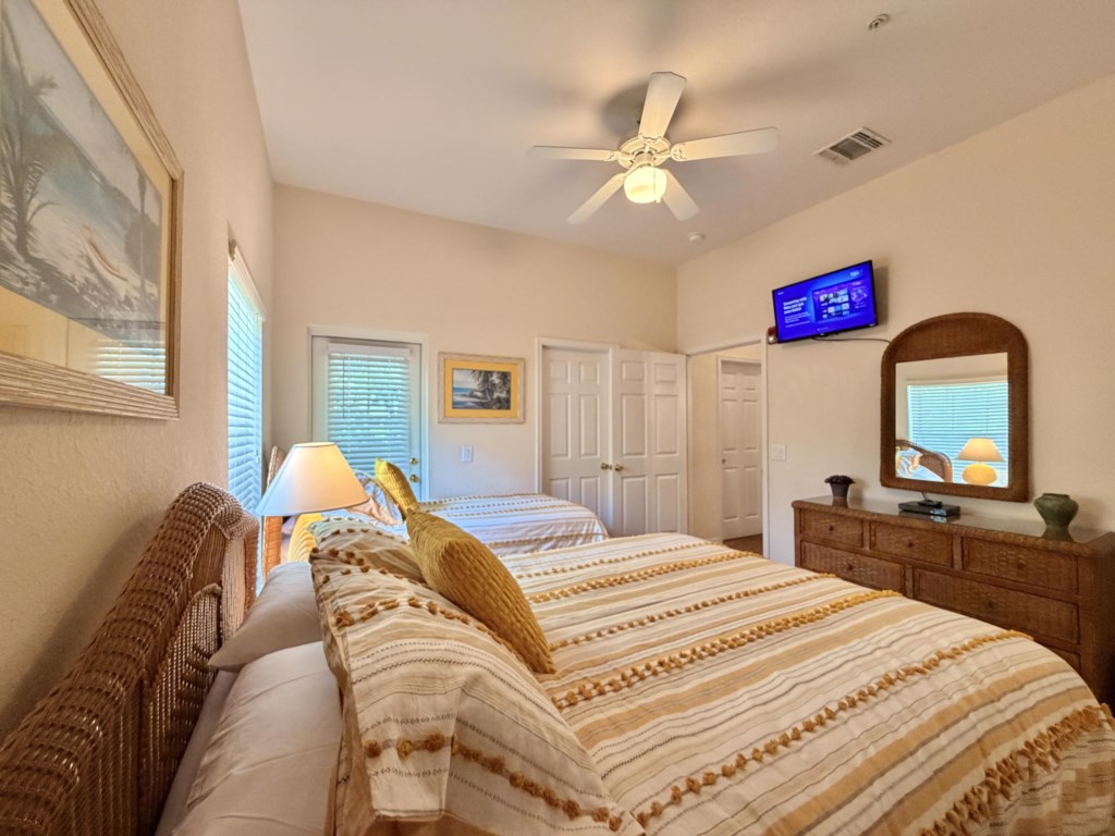 Bright and welcoming bedroom with 1 Queen bed and 1 Twin bed  perfect for family or friends.
