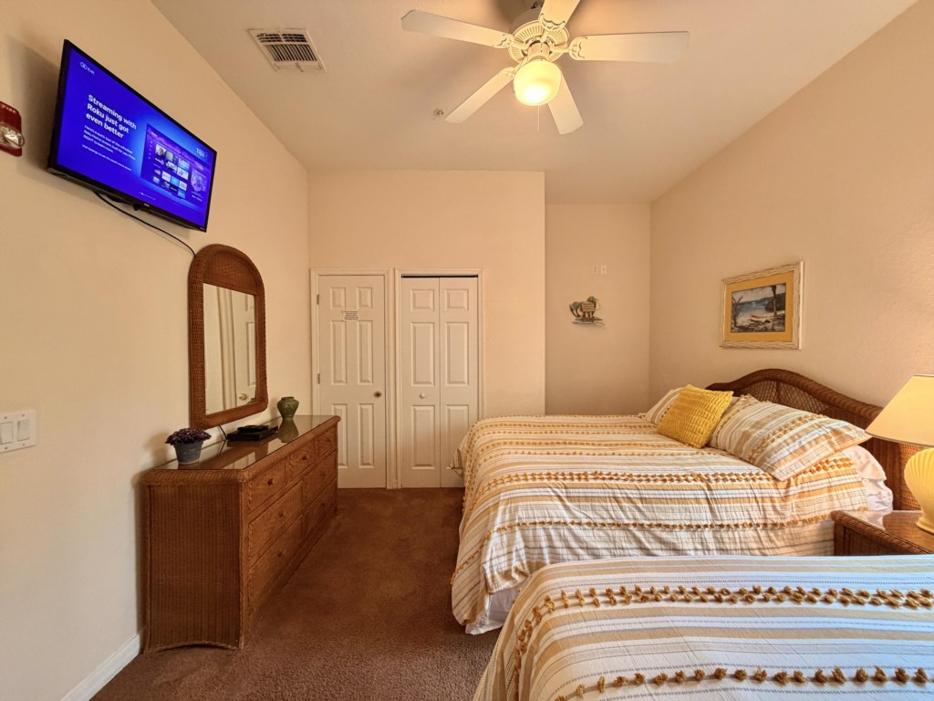 Bright and welcoming bedroom with 1 Queen bed and 1 Twin bed  perfect for family or friends.
