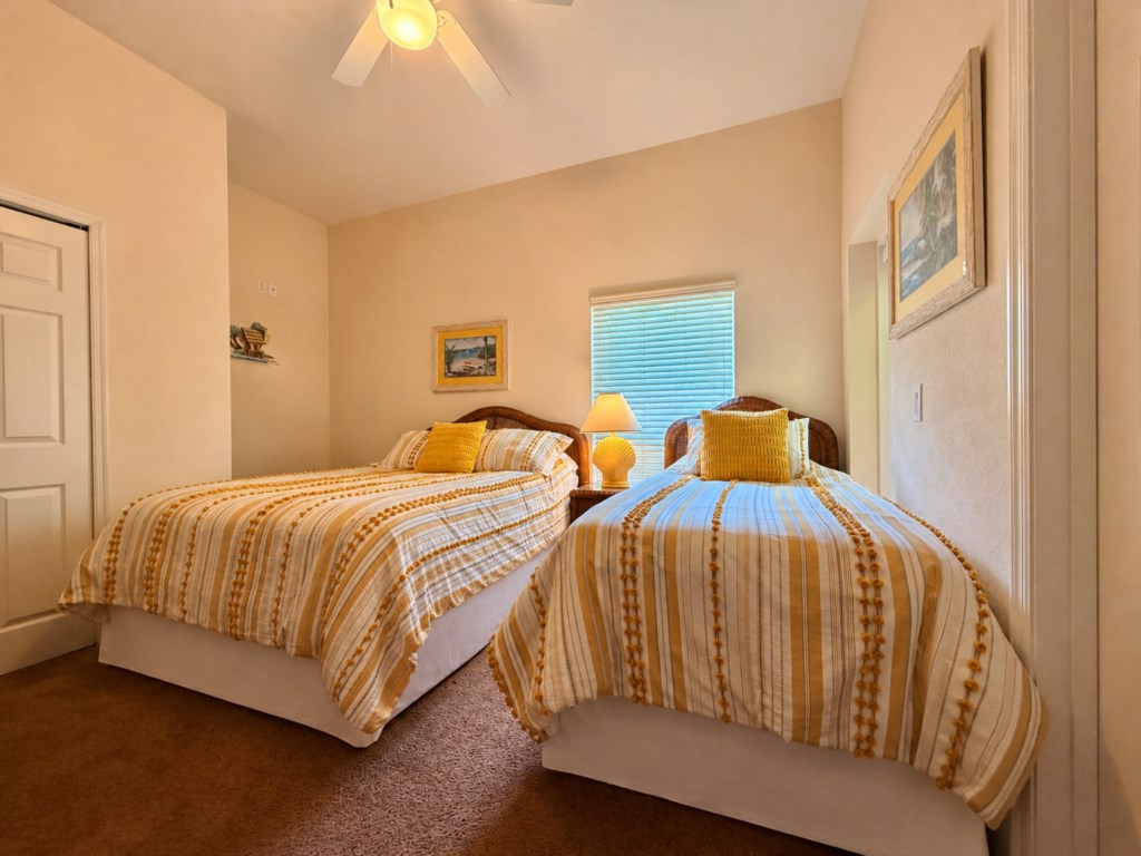 Bright and welcoming bedroom with 1 Queen bed and 1 Twin bed  perfect for family or friends.
