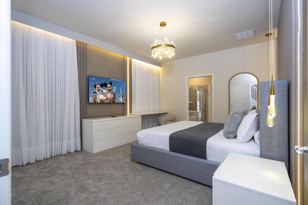 Master suite 1st floor with en-suite bathroom (garden tub, walk in shower, double sinks), king size bed and TV