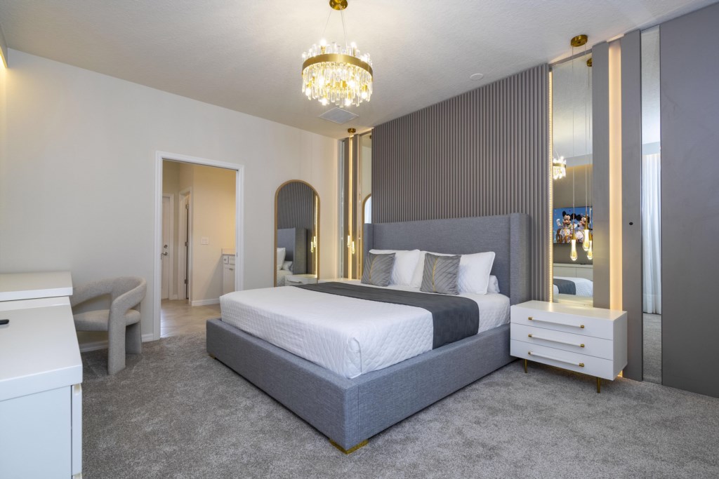 Master suite 1st floor with en-suite bathroom (garden tub, walk in shower, double sinks), king size bed and TV