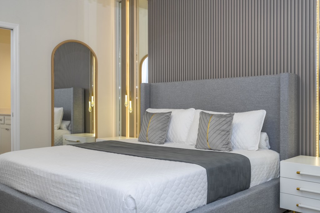 Master suite 1st floor with en-suite bathroom (garden tub, walk in shower, double sinks), king size bed and TV