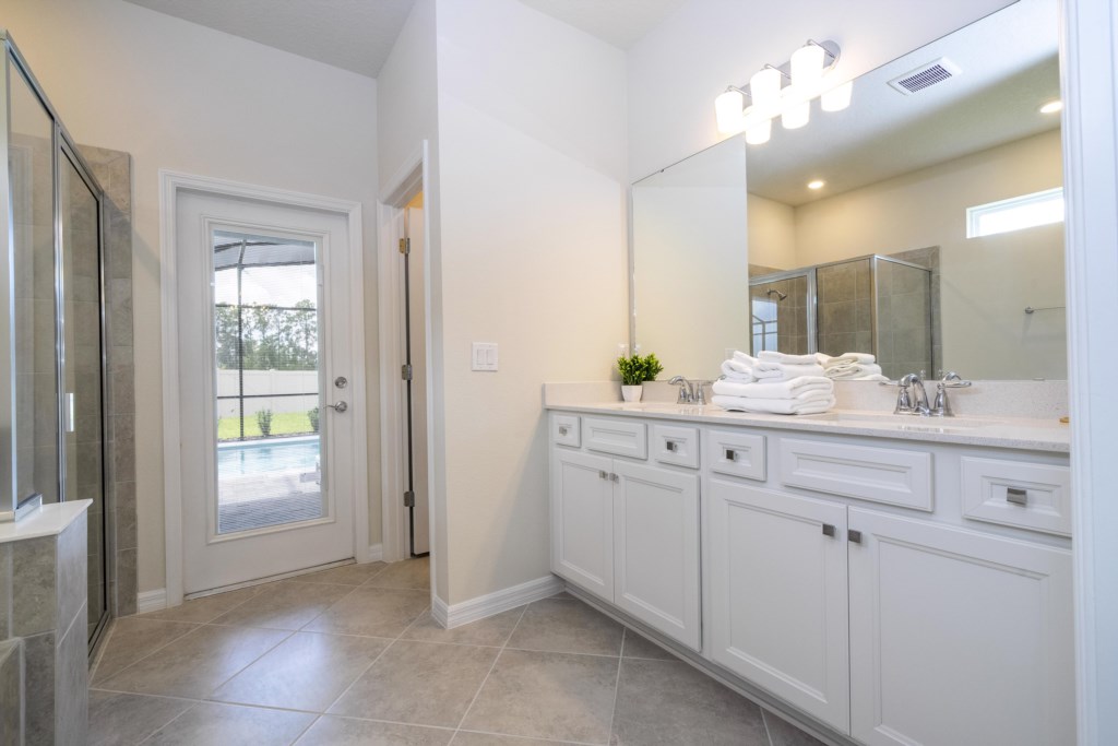 Master suite 1st floor with en-suite bathroom (garden tub, walk in shower, double sinks), king size bed and TV