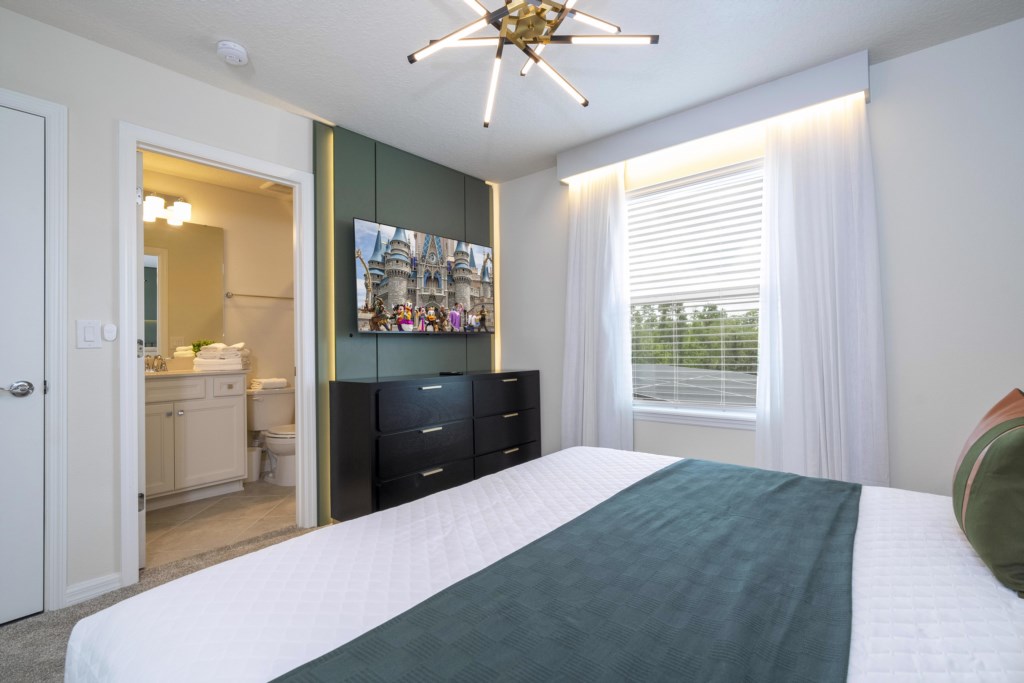 King size en-suite 2nd floor with TV