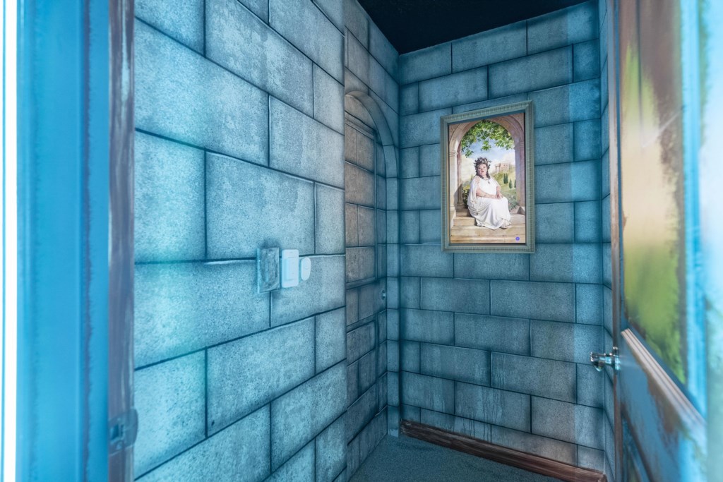 Happy Potter themed en-suite bedroom w/ bunk bed full over full