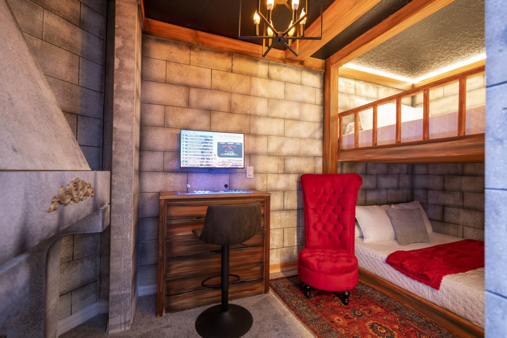 Happy Potter themed en-suite bedroom w/ bunk bed full over full