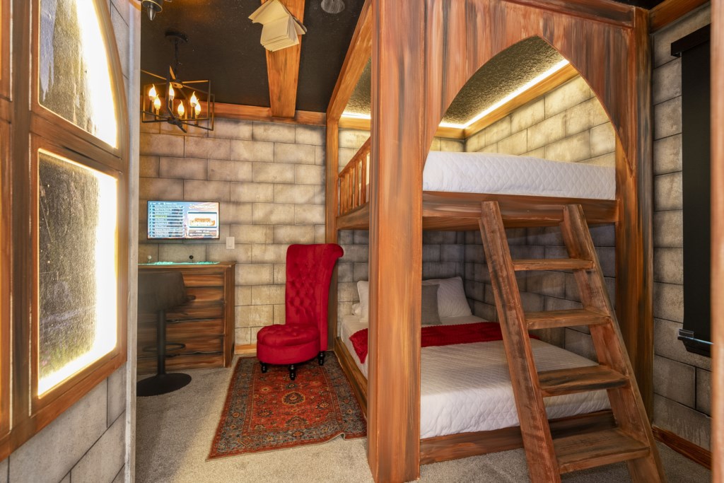 Happy Potter themed en-suite bedroom w/ bunk bed full over full